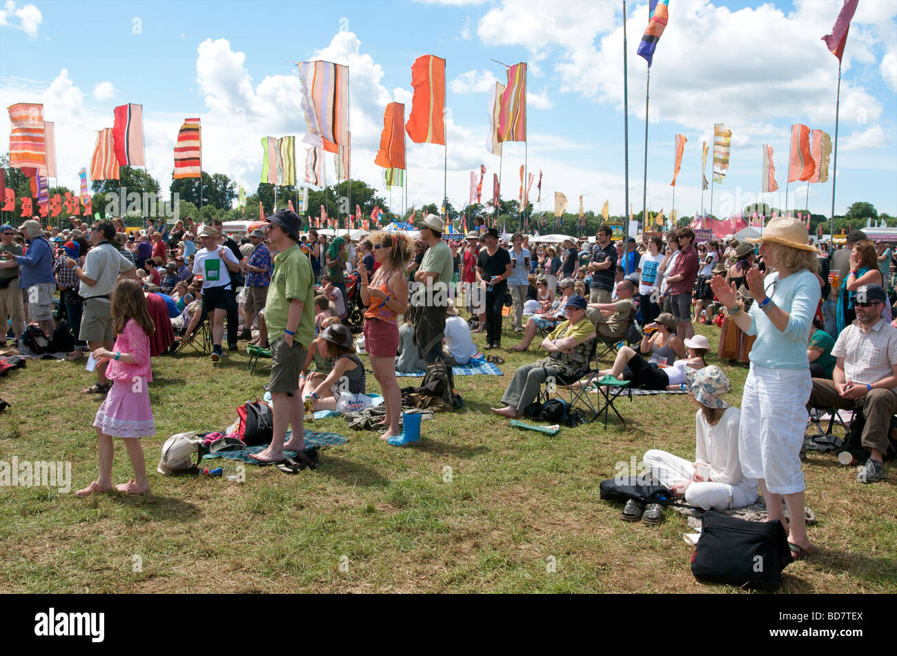 Les foules au festival WOMAD appréciant la musique Charlton Park Wiltshire UK Banque D'Images