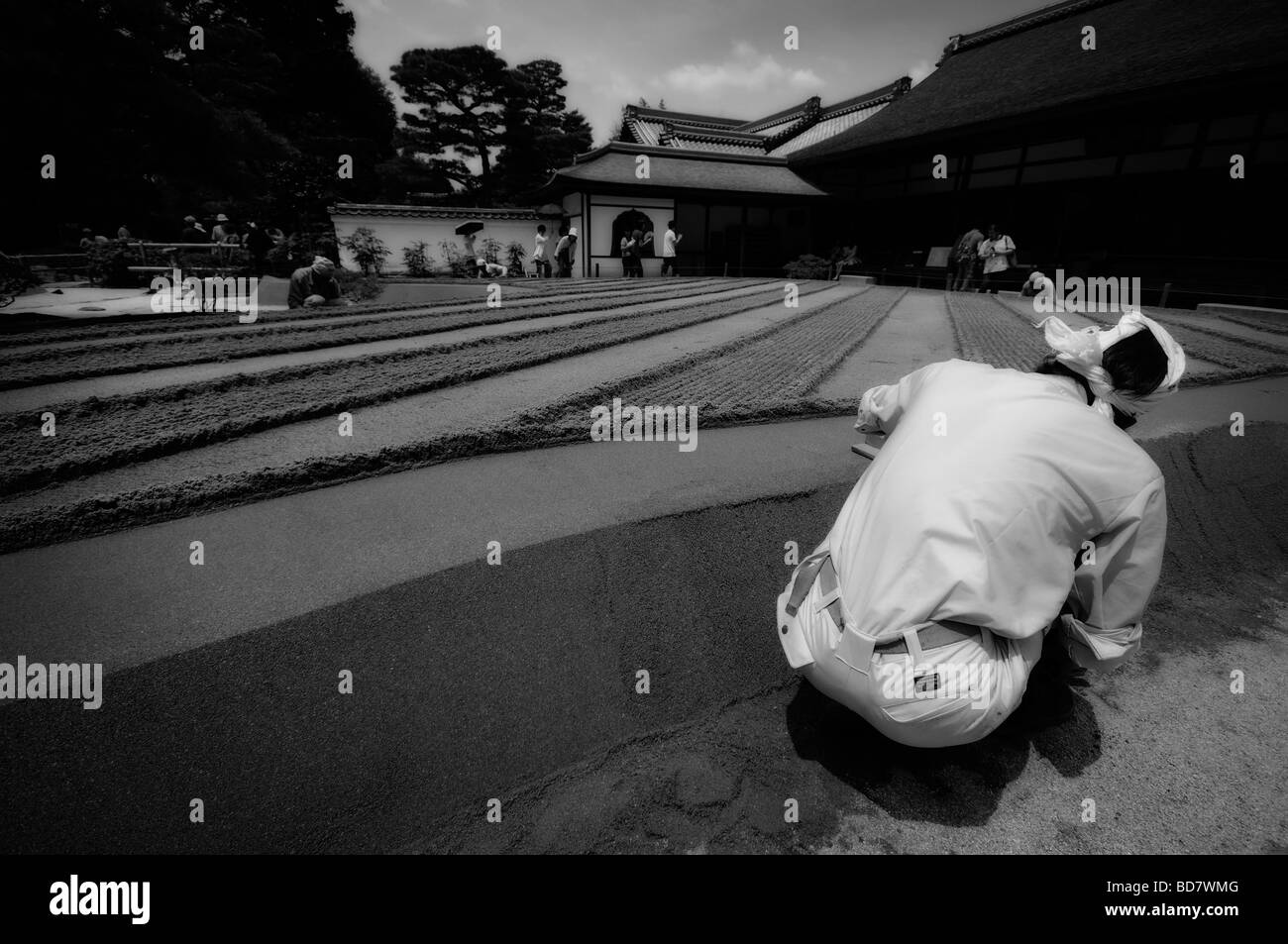 En prenant soin de la célèbre sable et pierre jardin de Ginkaku-ji (Temple de complexe Pavillon d'argent). Le protocole de Kyoto. Kansai. Le Japon Banque D'Images