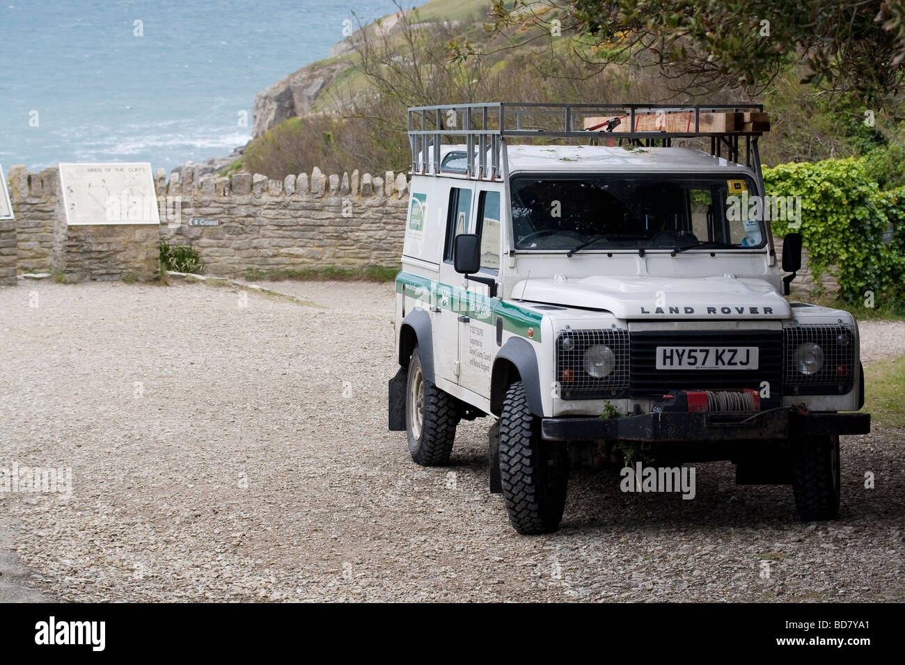 Campagne du Dorset service rangers véhicule stationné sur le South West Coast Path au pays Durlston Park. Dorset, UK. Banque D'Images