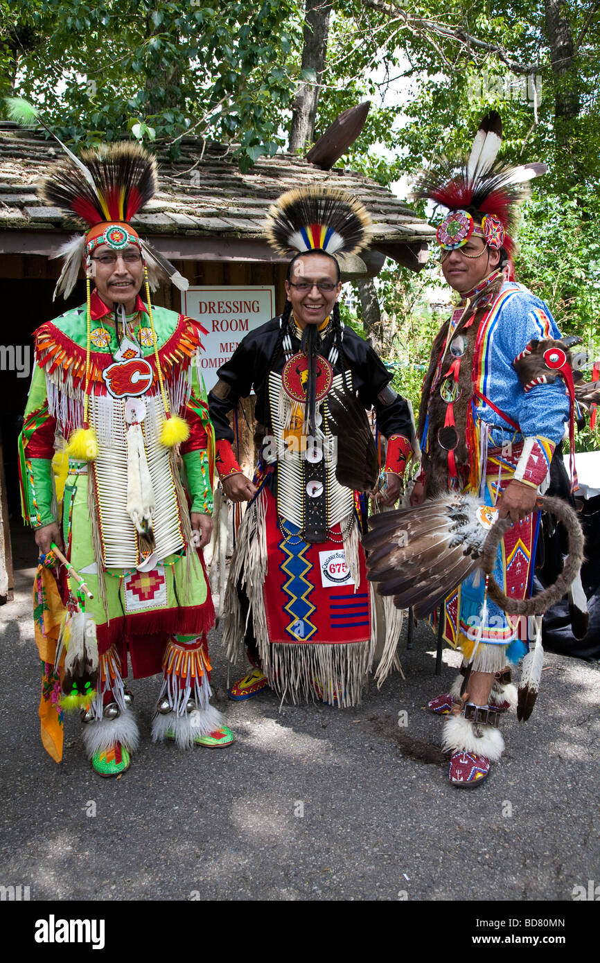 Des Plaines d'Amérique du Nord les Indiens indigènes en costume  traditionnel au pow wow dans le village indien au Stampede de Calgary Photo  Stock - Alamy