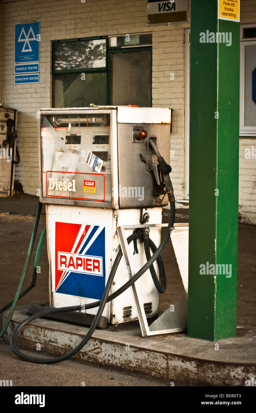 Ancienne pompe à essence dans une station désaffectée, Berkshire, Royaume-Uni Banque D'Images