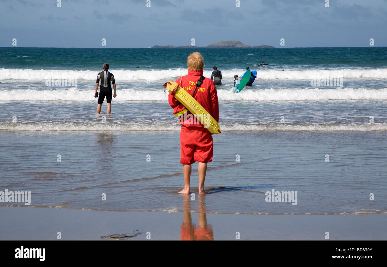 Regarder dehors pour les nageurs sauveteurs en mer White Sands beach St Davids, Pembrokeshire, Pays de Galles Banque D'Images