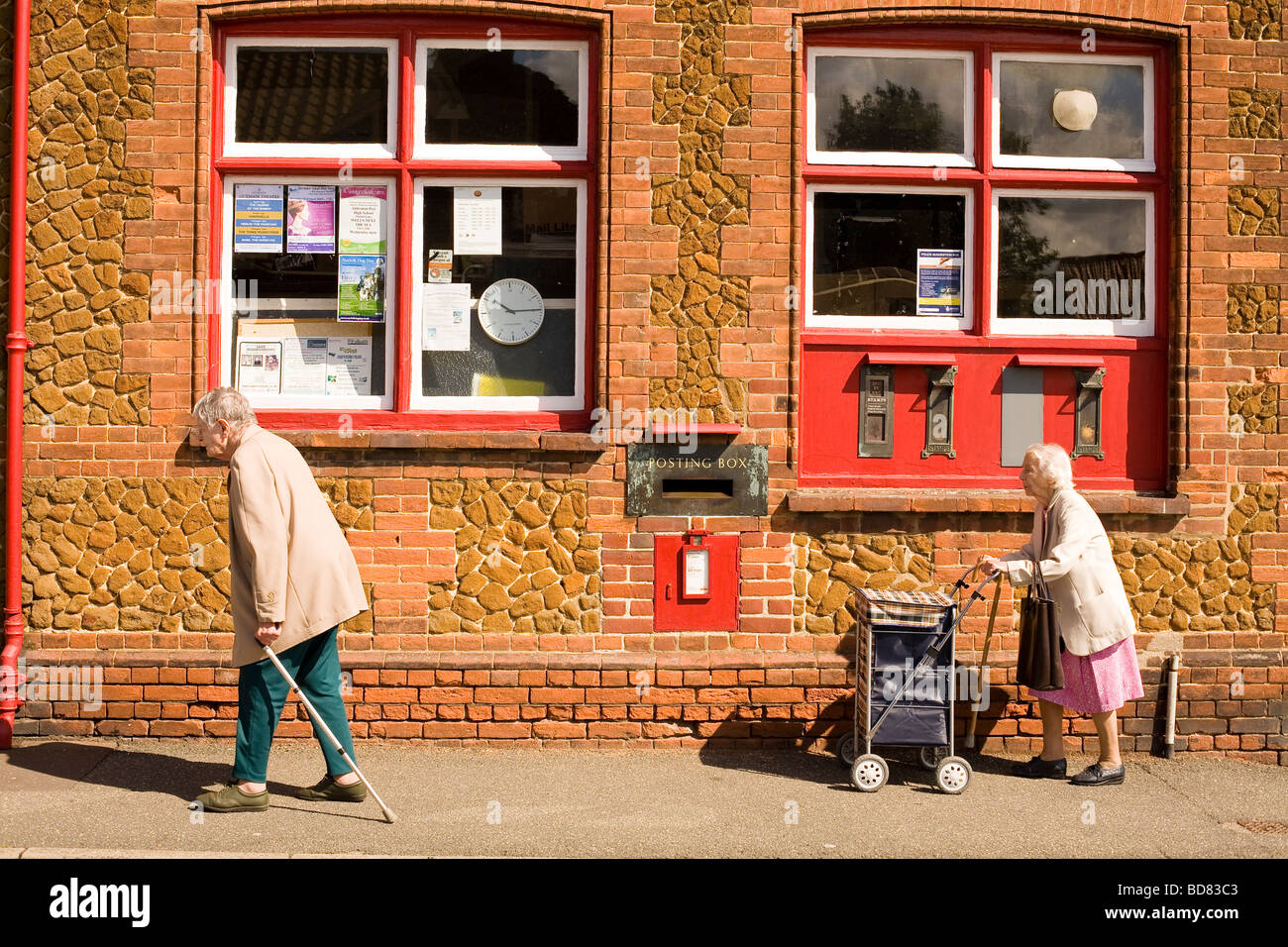 Deux dames âgées en passant devant un bureau de poste Banque D'Images