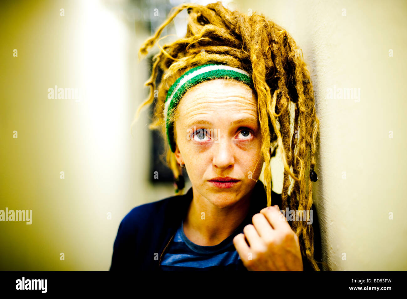 Jeune femme alternative avec des dreadlocks dans ses cheveux, UK Banque D'Images