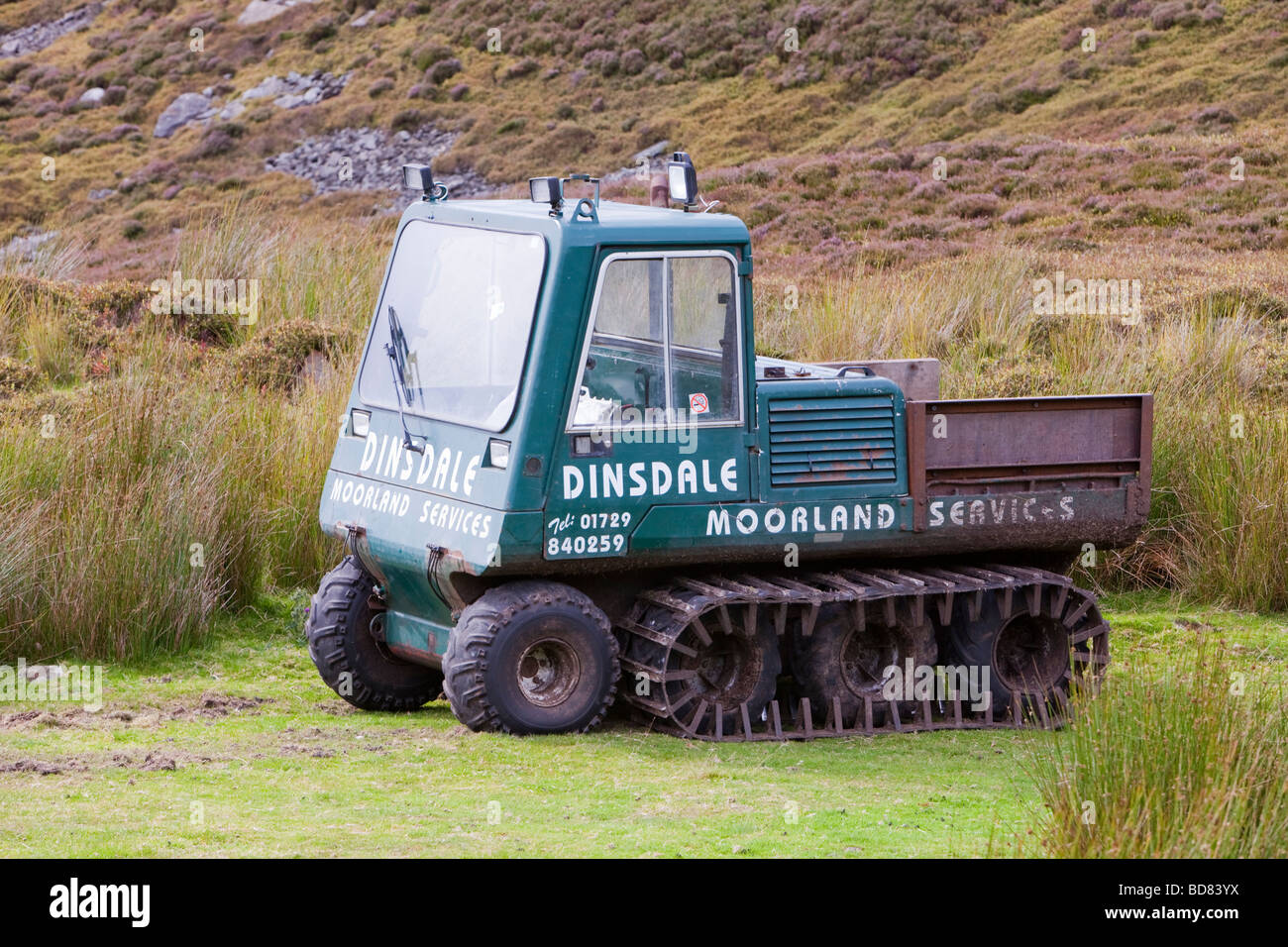 Un véhicule à chenilles utilisé par un spécialiste de l'entreprise restauration landes Landes érodées à restaurer dans l'auge de Bowland Banque D'Images