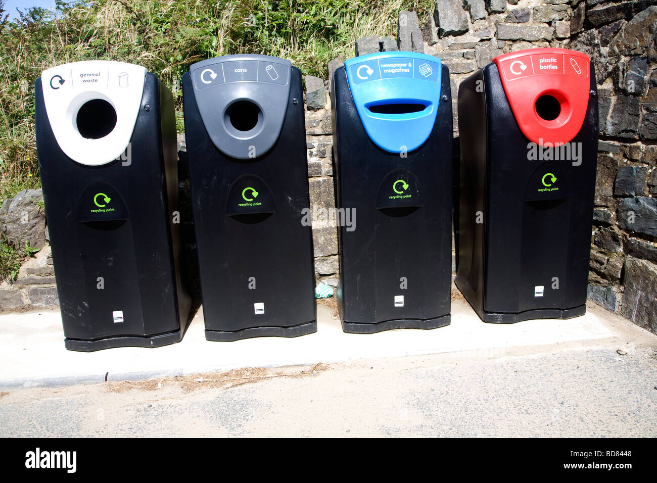 Quatre poubelles pour le tri des déchets recyclés Banque D'Images