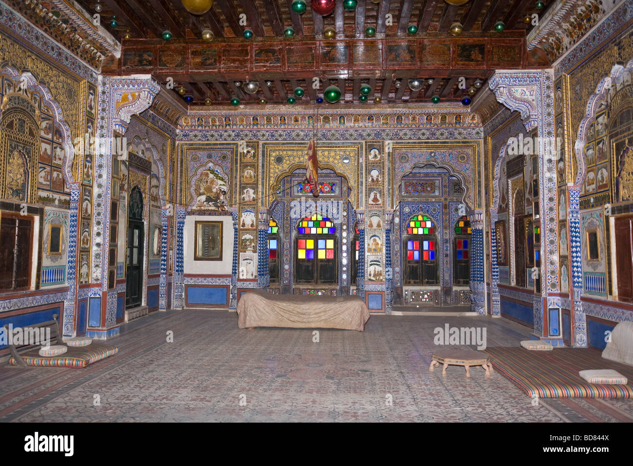 Dans la chambre de mauvais goût à Jodhpur palace avec pierres sculptées et verre coloré Banque D'Images