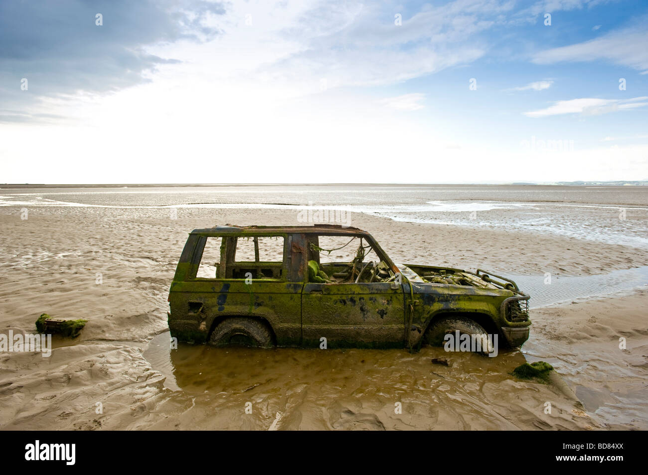 Vue latérale d'une voiture partiellement submergée sur la plage tréfieuse de Bolton-le-sable. Baie de Morecambe. ROYAUME-UNI Banque D'Images