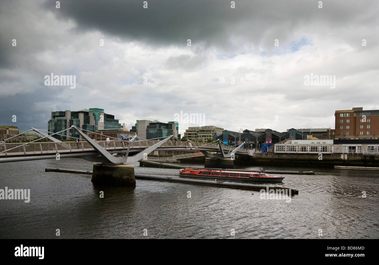La rivière Liffey Cruiser naviguant sous Sean O'Casey, pont sur la rivière Liffey, Dublin, Irlande Banque D'Images