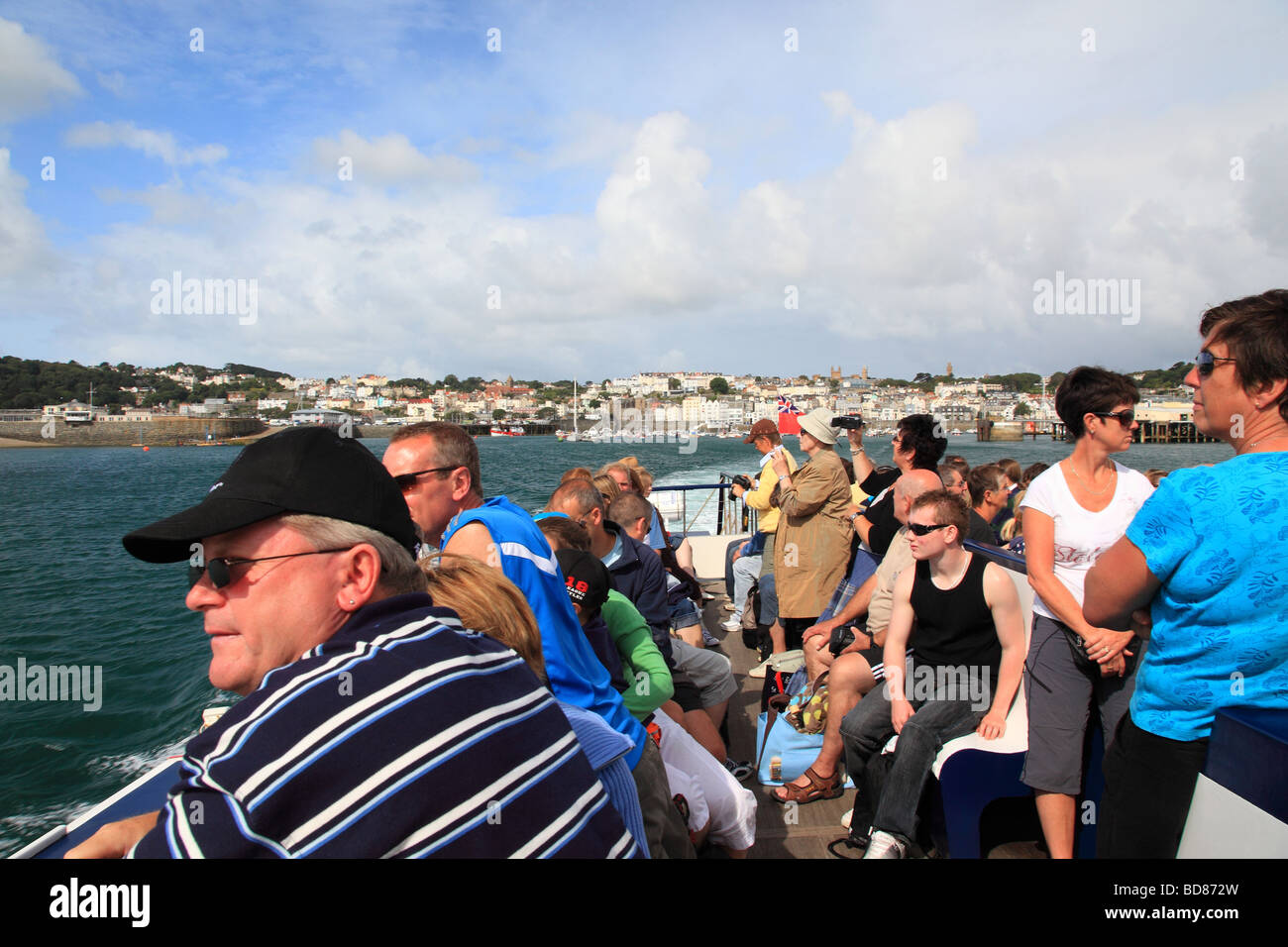 Les gens sur le bateau pour l'île de Sark Channel Islands Banque D'Images