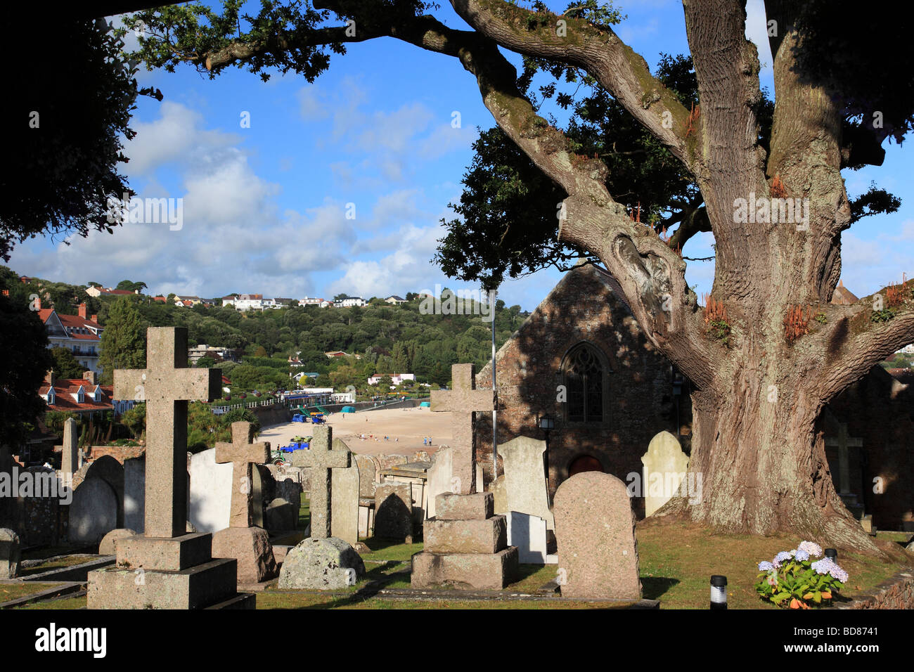 Église et cimetière de St Brelade Jersey Channel Islands Banque D'Images