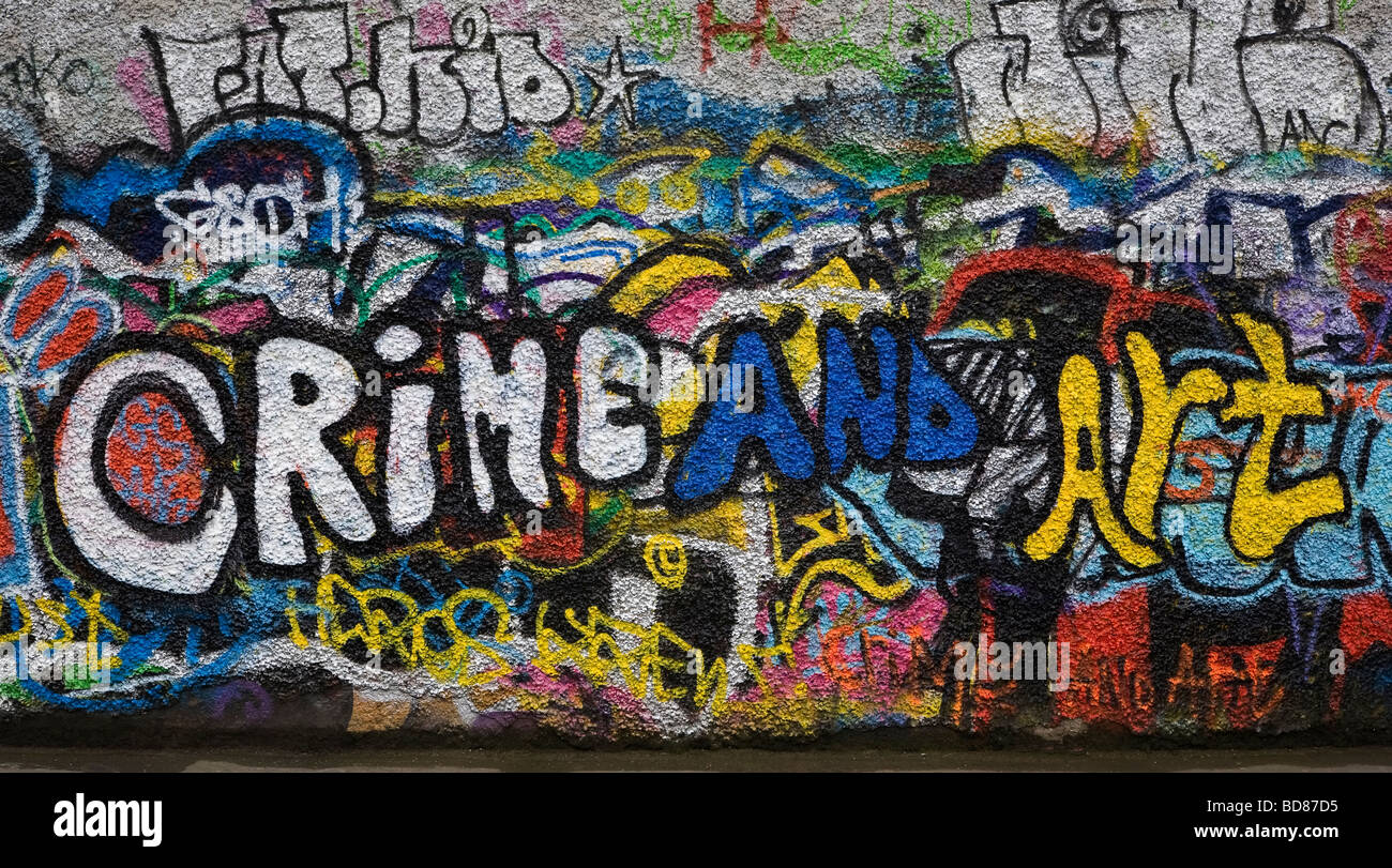 "Le Crime et l'Art, un commentaire prophétique sur l'U2 mur de graffiti, partie de Windmill Lane Studios, Dublin, Irlande ; malheureusement démoli en 2015 . Banque D'Images