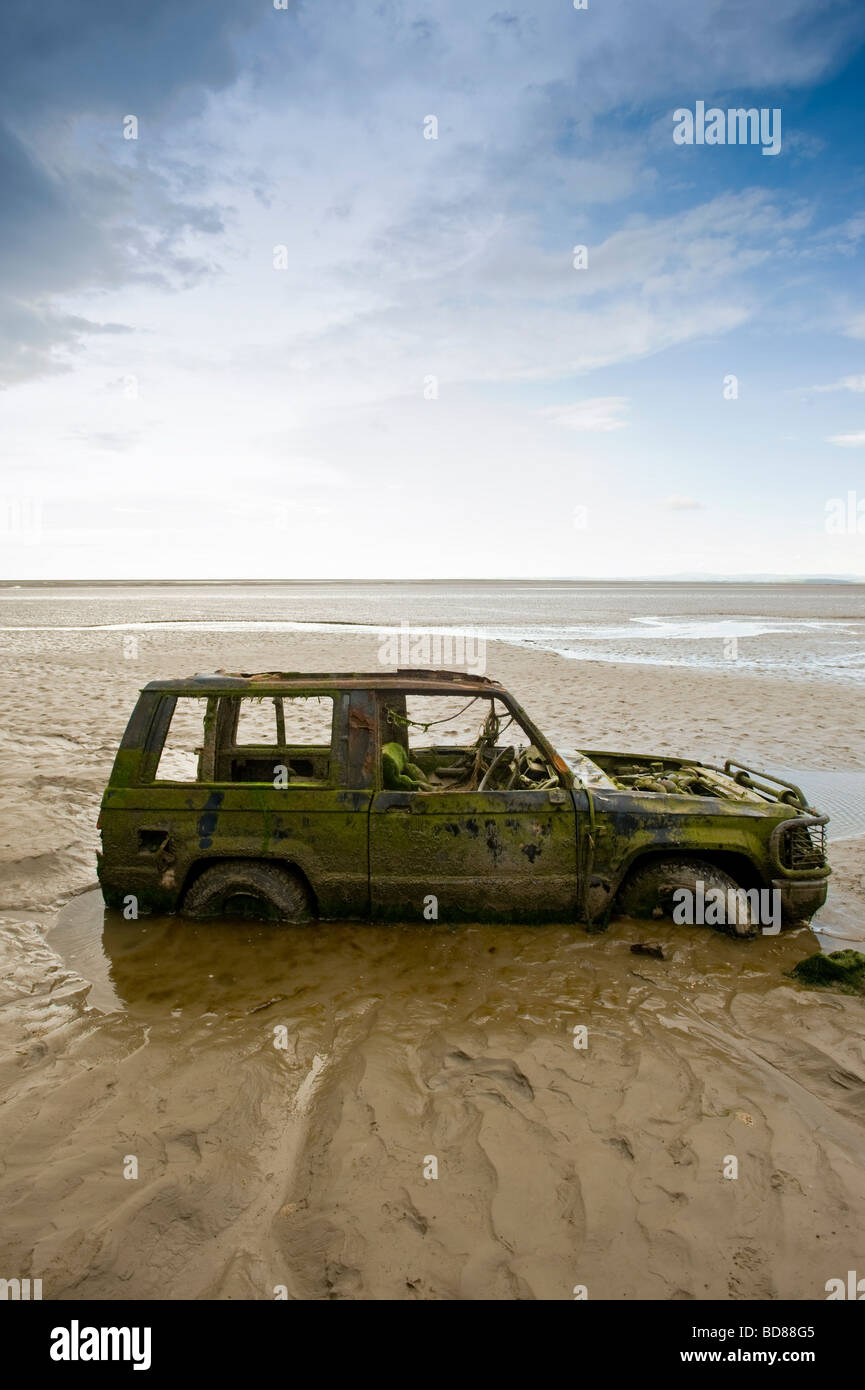 Vue latérale d'une voiture partiellement submergée sur la plage tréfieuse de Bolton-le-sable. Baie de Morecambe. ROYAUME-UNI Banque D'Images