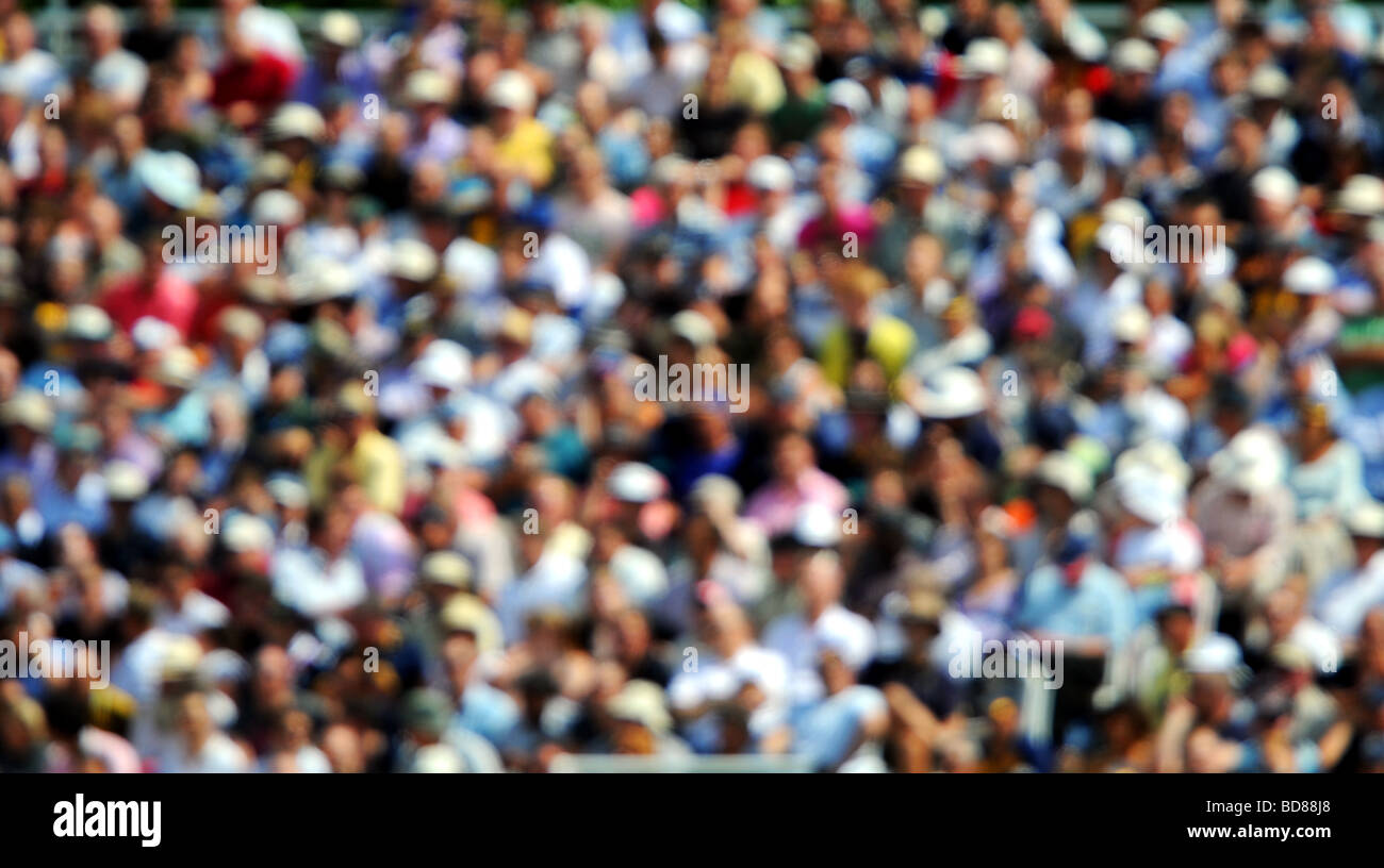 Un flou sur une foule à un événement sportif au cours de l'été Banque D'Images