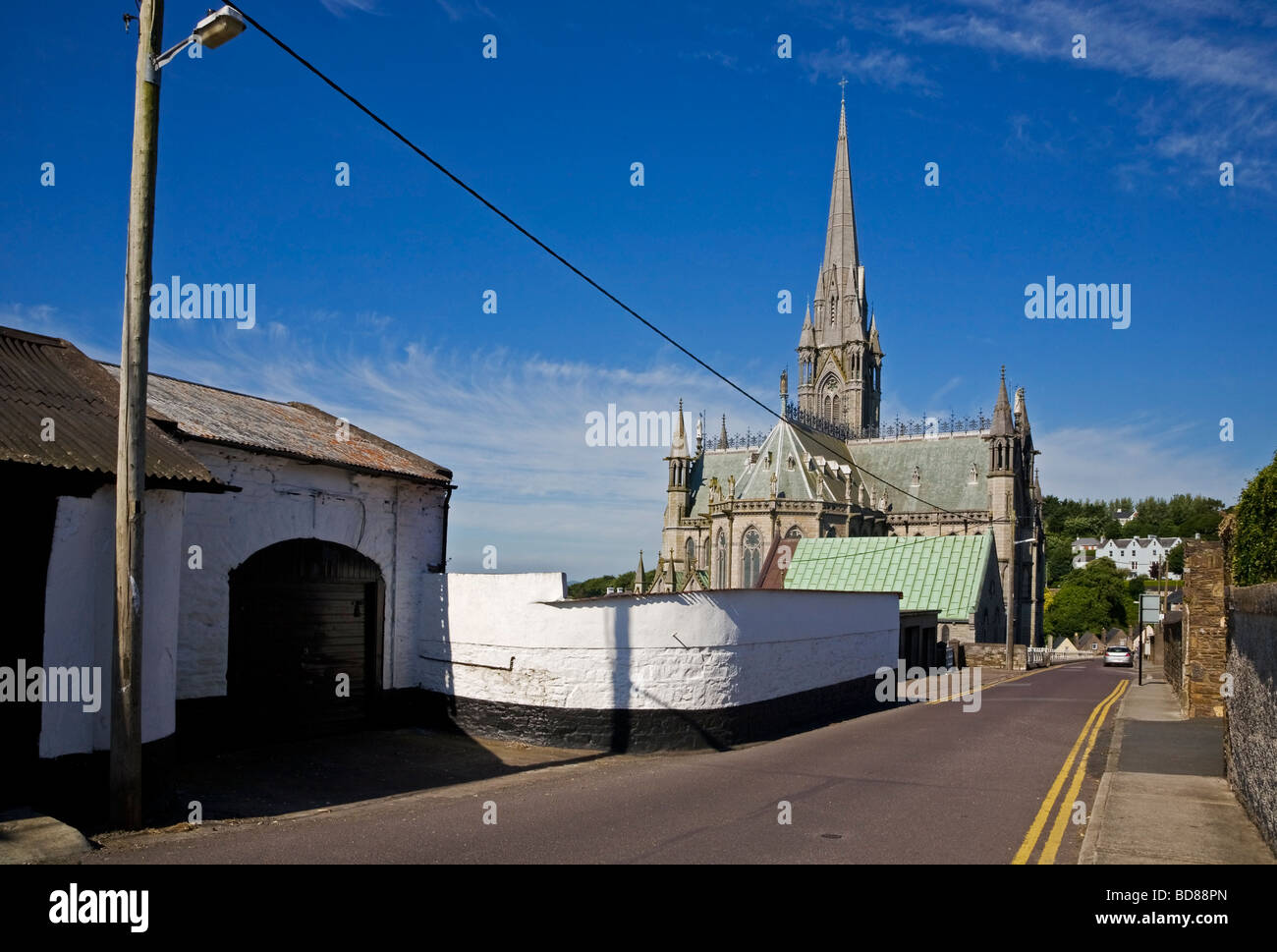 19e siècle, la cathédrale St Coleman et calme Scène de rue à Cobh (anciennement Queenstown), comté de Cork, Irlande Banque D'Images