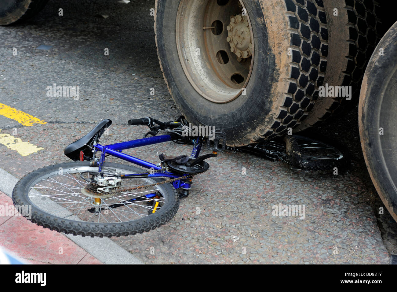 Location sous les roues d'un camion après accident Banque D'Images