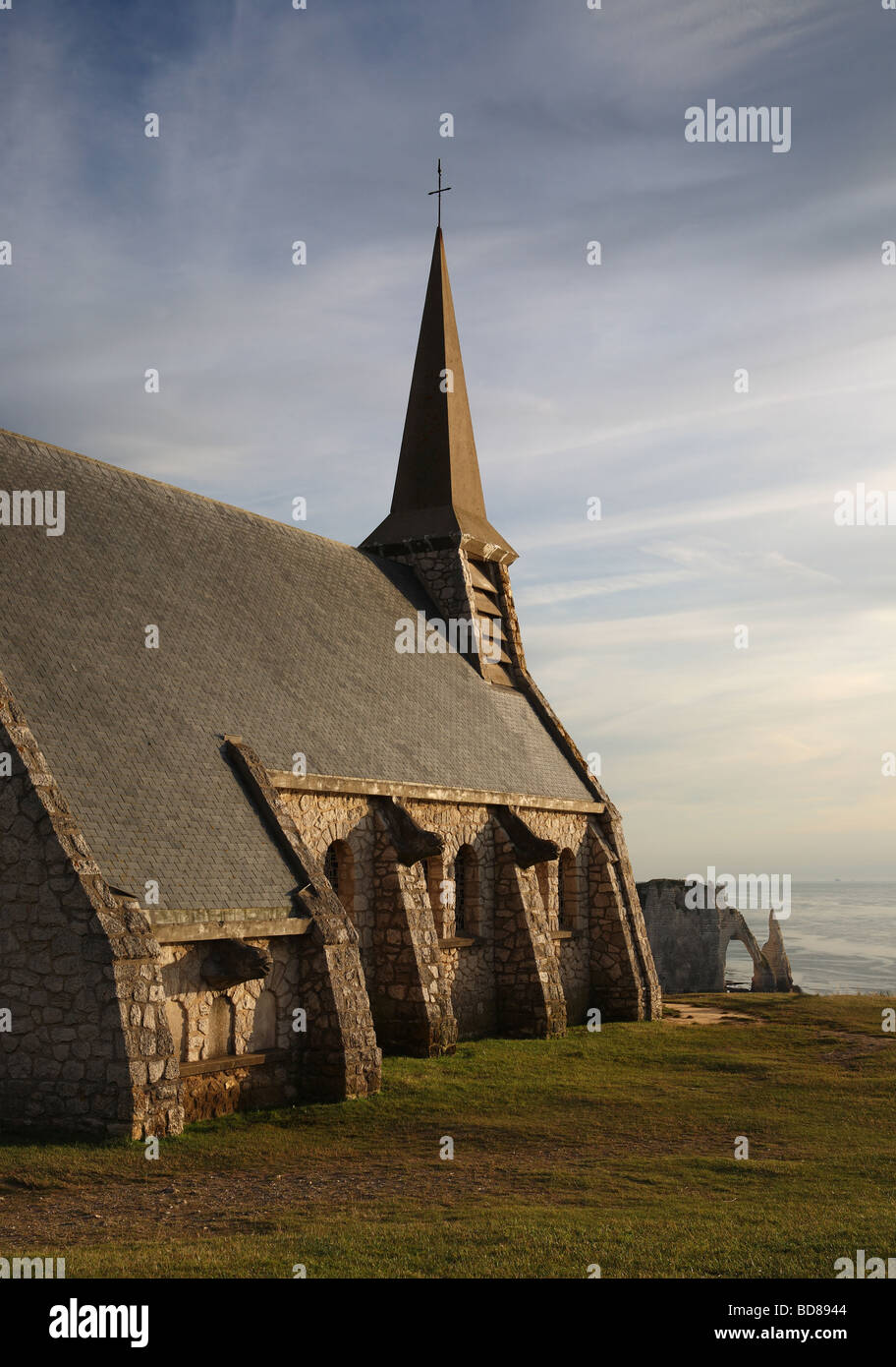 L'église de Notre Dame de l'arche naturelle et une aiguille à l'arrière-plan de falaises, Etretat, Normandie, France, Europe Banque D'Images