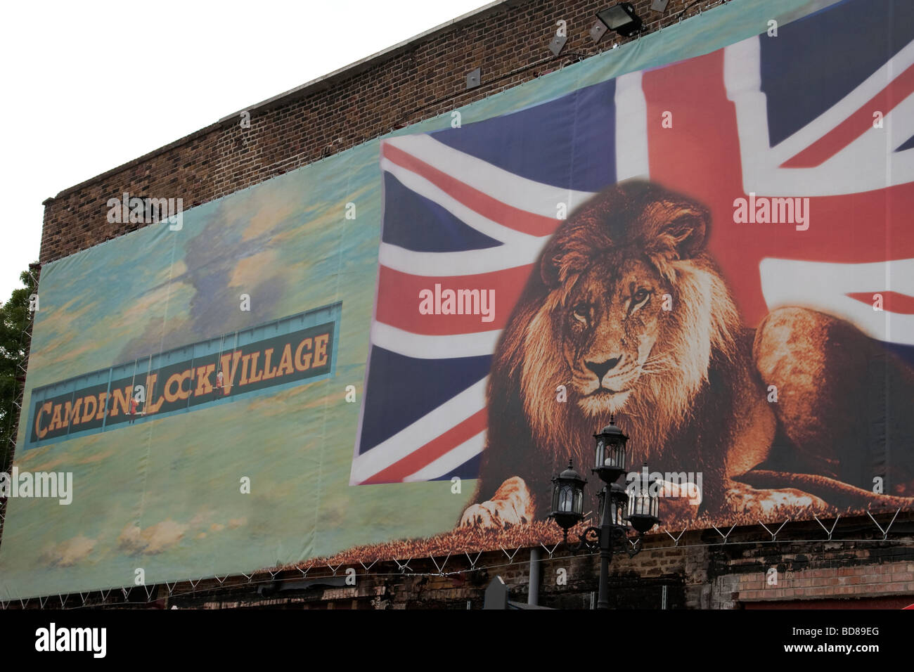 Banner dans le village nouvellement reconstruite Camden Lock, Londres Banque D'Images