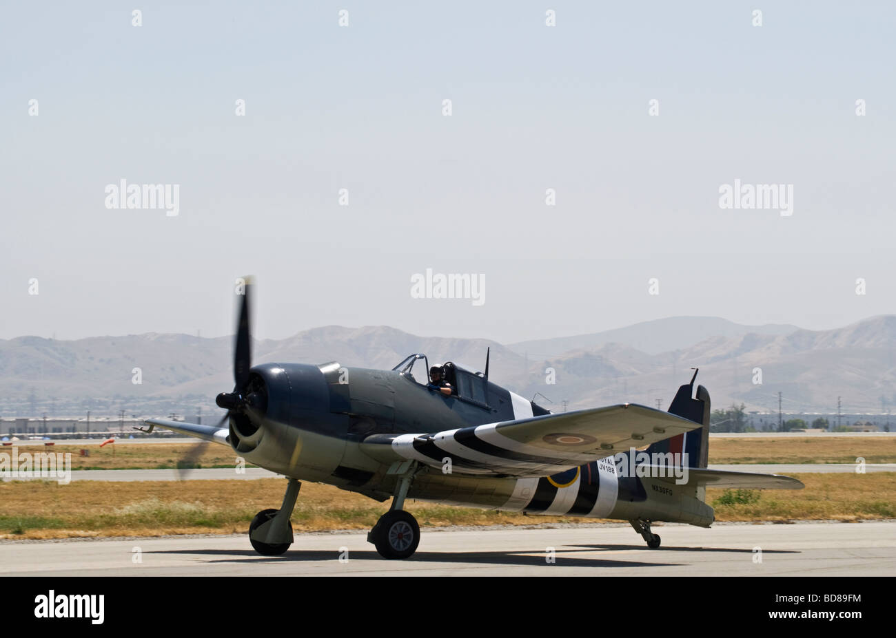 Un Grumman F6F Hellcat Les taxis sur la piste après un vol dans le cadre d'un salon. Banque D'Images