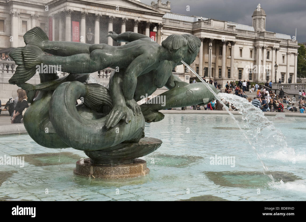 La sirène sculpture-fontaine dans un'rempli de Trafalgar square en face de la National Gallery de Londres Banque D'Images