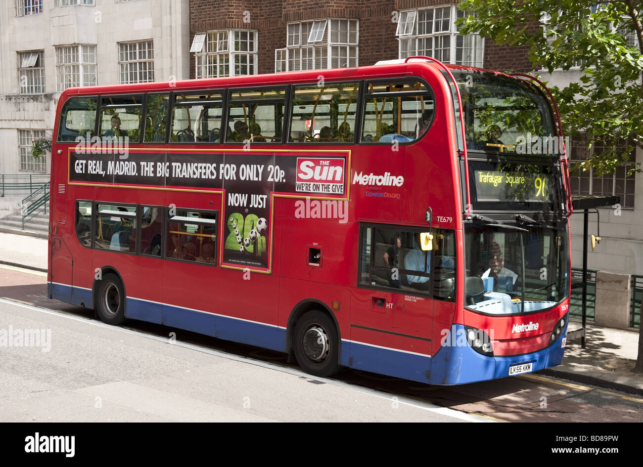 Double-decker rouge no 96 Metroline publicité London bus journal Le Soleil s'est arrêté à l'arrêt de bus dans le centre de Londres Banque D'Images