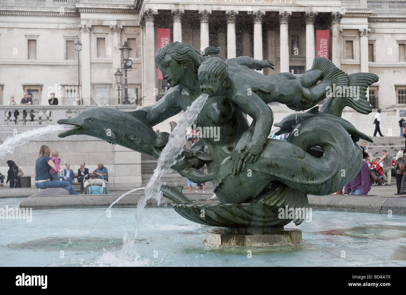 La sirène sculpture-fontaine dans un'rempli de Trafalgar square en face de la National Gallery de Londres Banque D'Images
