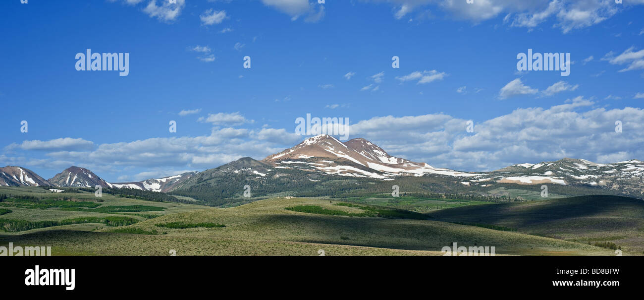 Vue du sommet vers le pic Dunderberg Conway, de l'autoroute 395, la Sierra Nevada, en Californie Banque D'Images