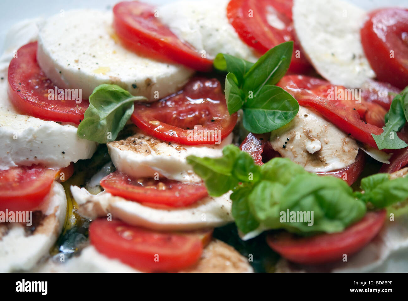 La tomate, mozzarella et basilic frais buffolo, salés et éclaboussé de balsamo le vinaigre et l'huile d'olive extra vierge - salade caprese Banque D'Images
