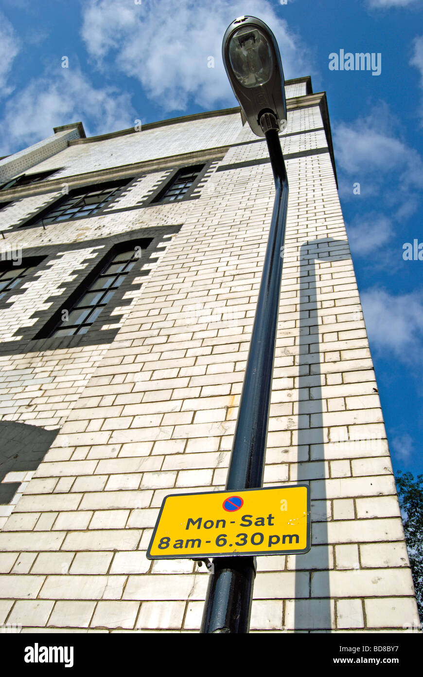 Vu derrière un panneau, des interdictions de stationnement extérieur de voysey house, Chiswick, Londres, Angleterre, conçu par Charles voysey Banque D'Images
