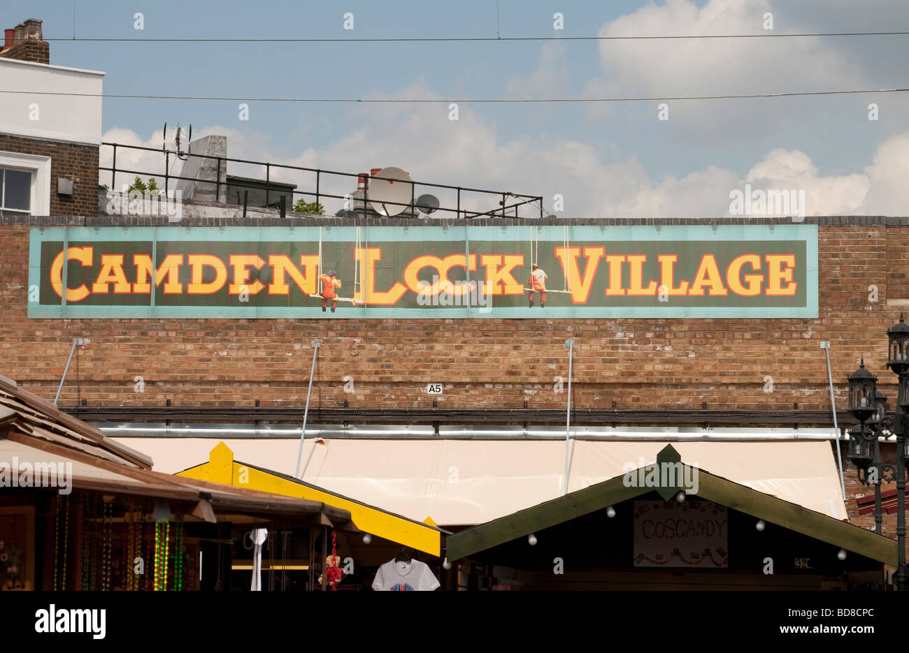 Banner dans le village nouvellement reconstruite Camden Lock, Londres Banque D'Images