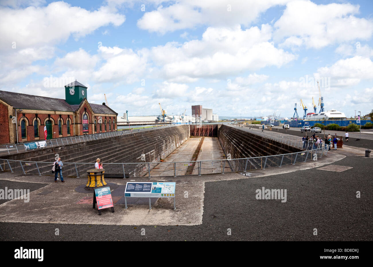 Thompson, le quai de la cale sèche le RMS Titanic et la station de pompage, Belfast, Irlande du Nord, avec les touristes, certains sur une tour. Banque D'Images