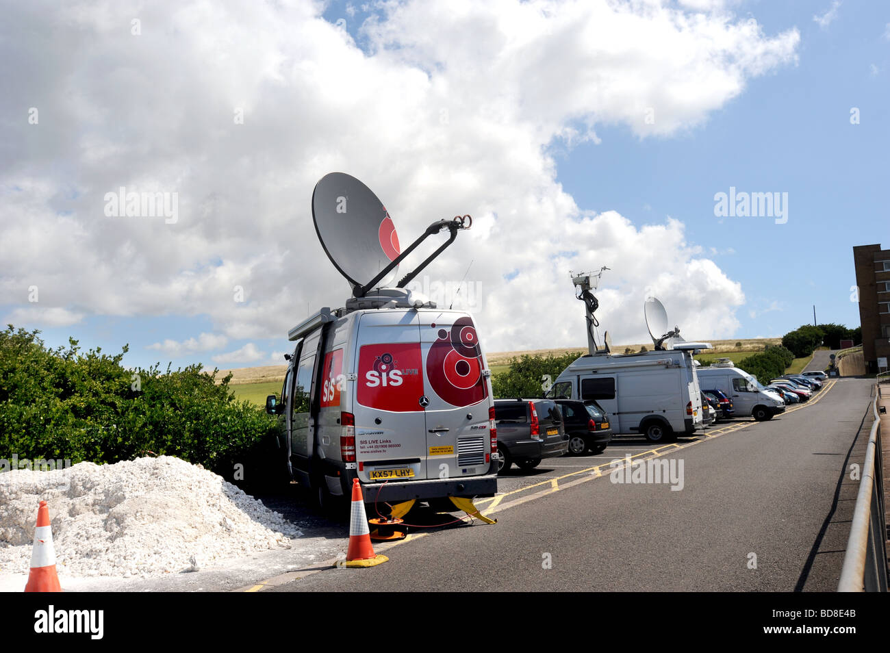 Télévision par satellite news camions garé près de Brighton qu'une grande histoire se casse Banque D'Images
