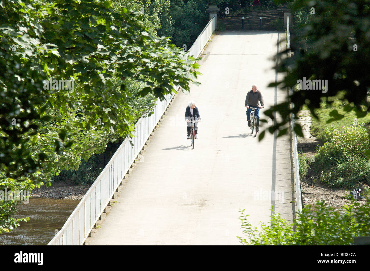 Deux cyclistes traversant l'ancien tram Pont sur la rivière Ribble à Preston Banque D'Images