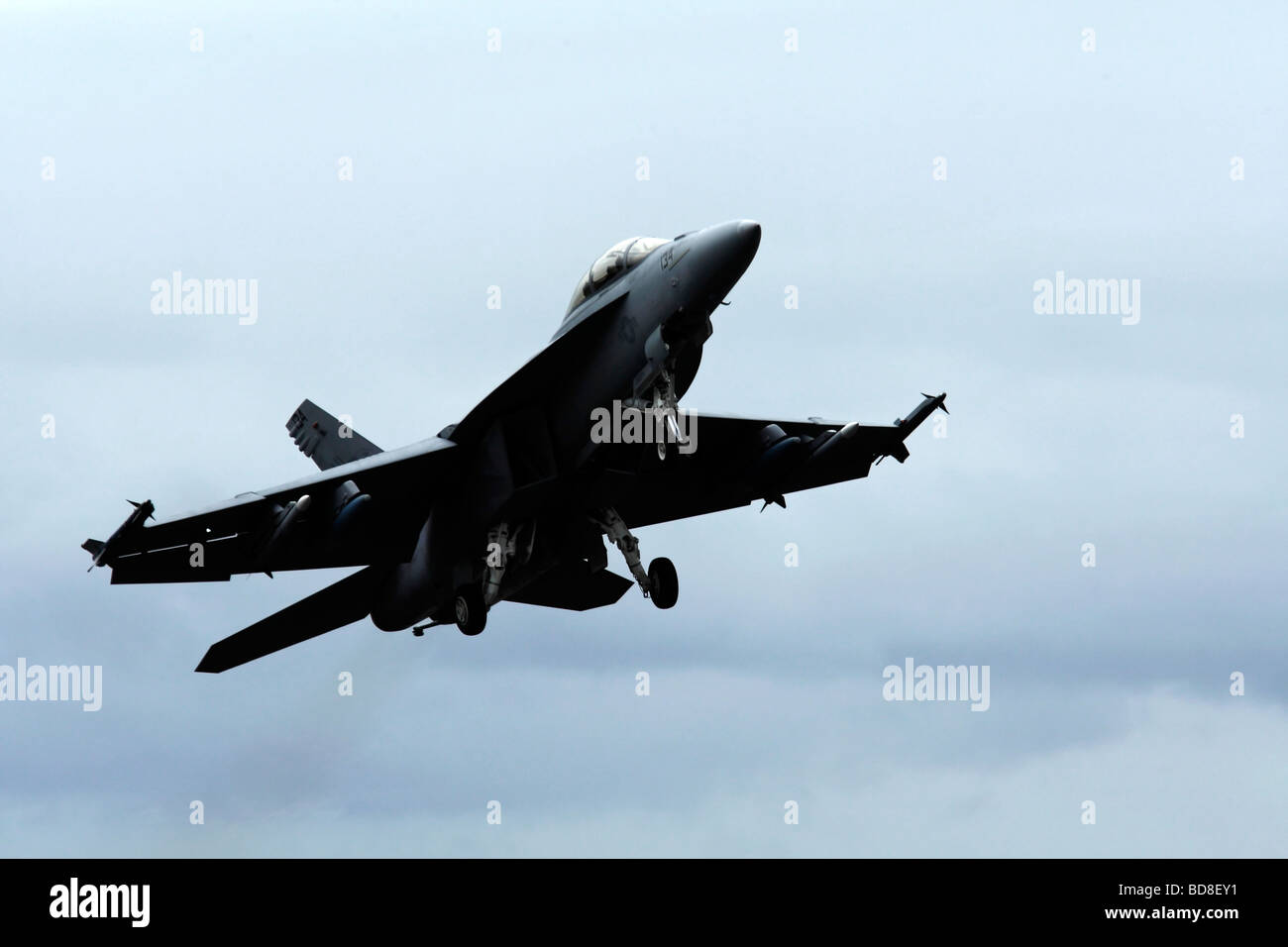 F Super Hornet 18 un jet de combat en vol avec roues vers le bas Banque D'Images