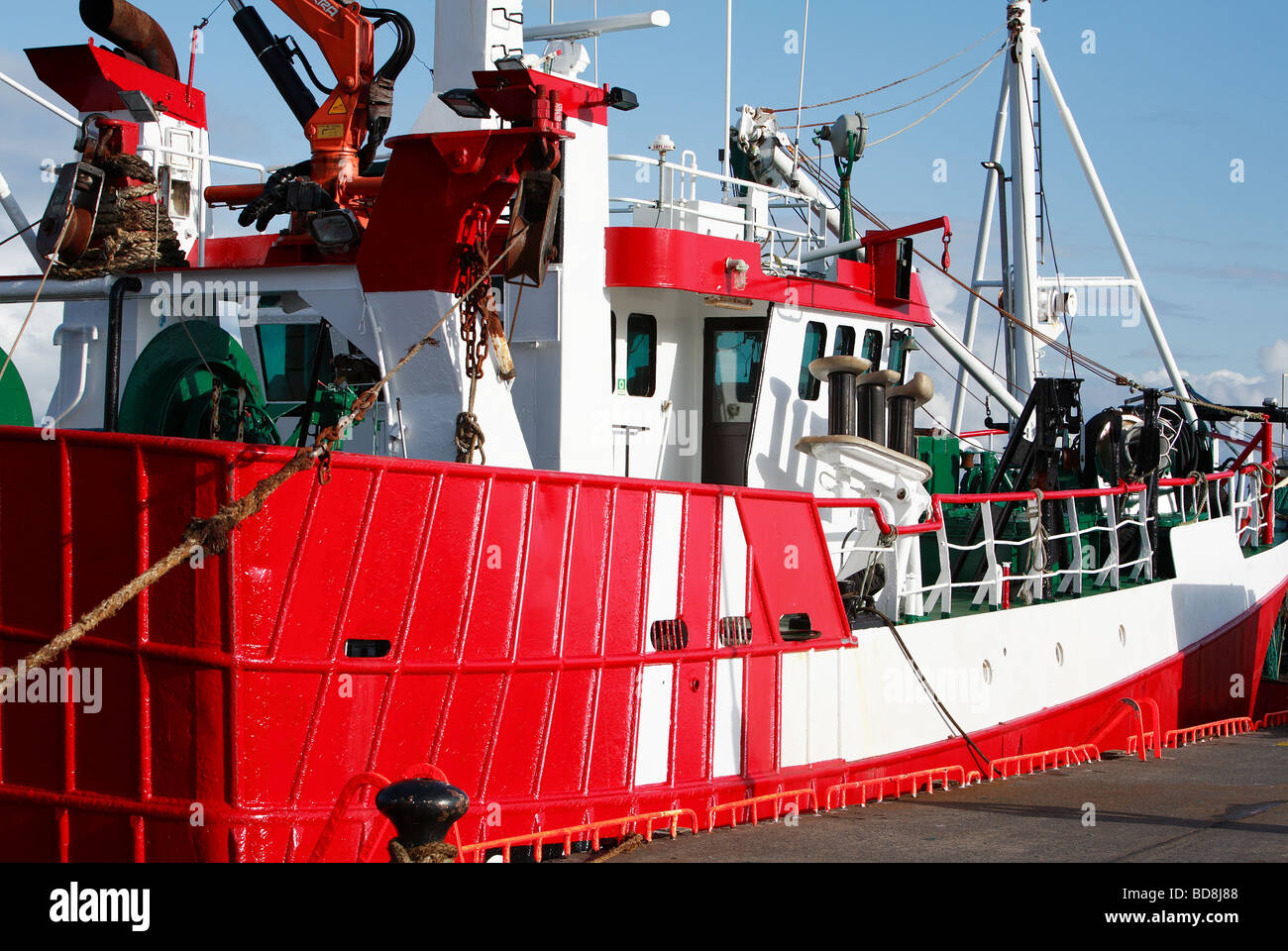 Bateau de pêche rouge et blanc Irlande Banque D'Images
