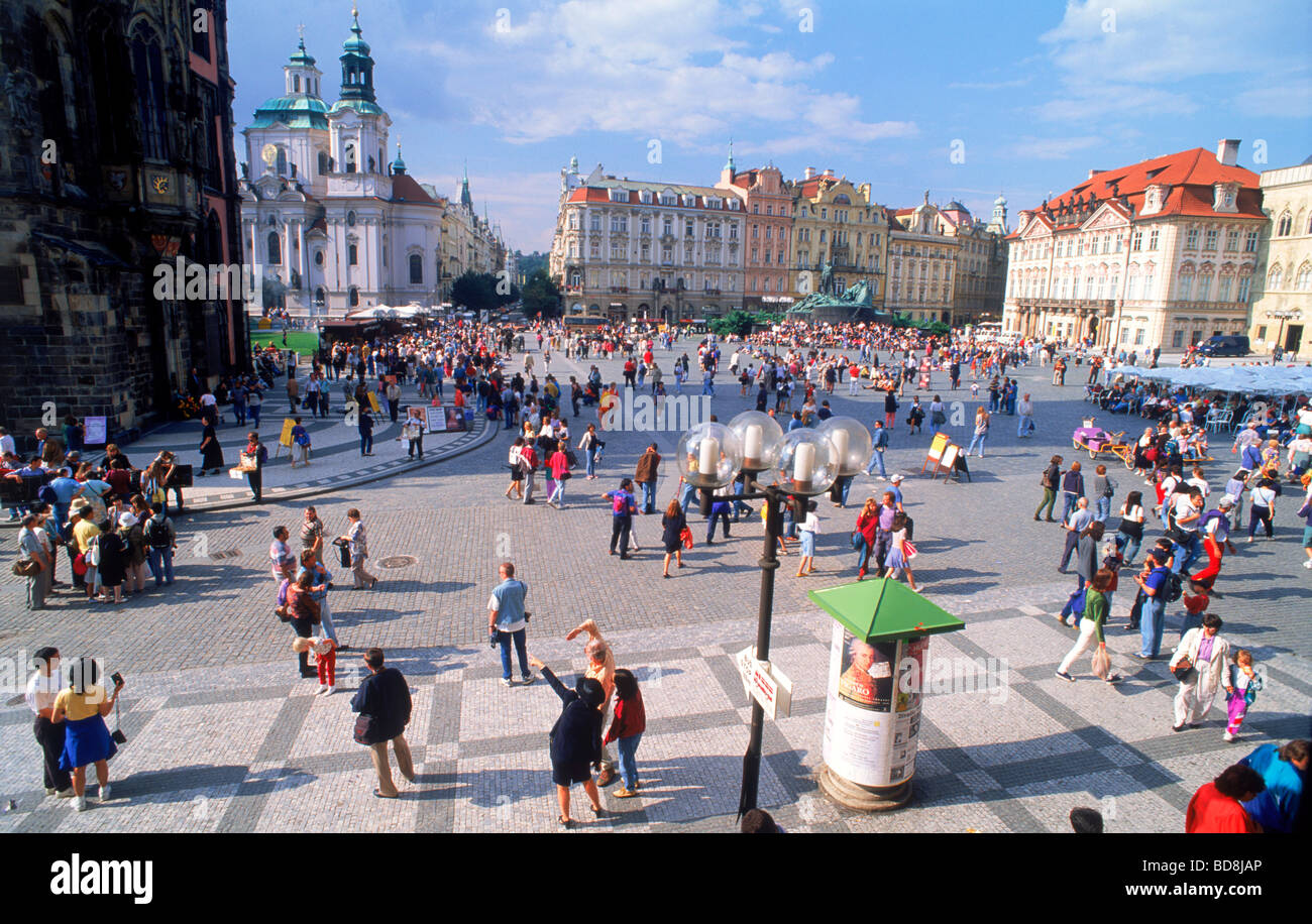 Place de la vieille ville pleine de touristes et visiteurs à Prague République Tchèque Banque D'Images