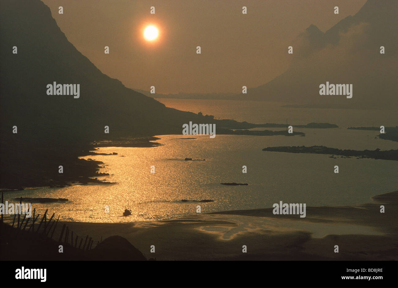 La lumière au coucher du soleil sur la rive avec bateau de pêche sur les Îles de Moskenes - Lofoten, Norvège Banque D'Images