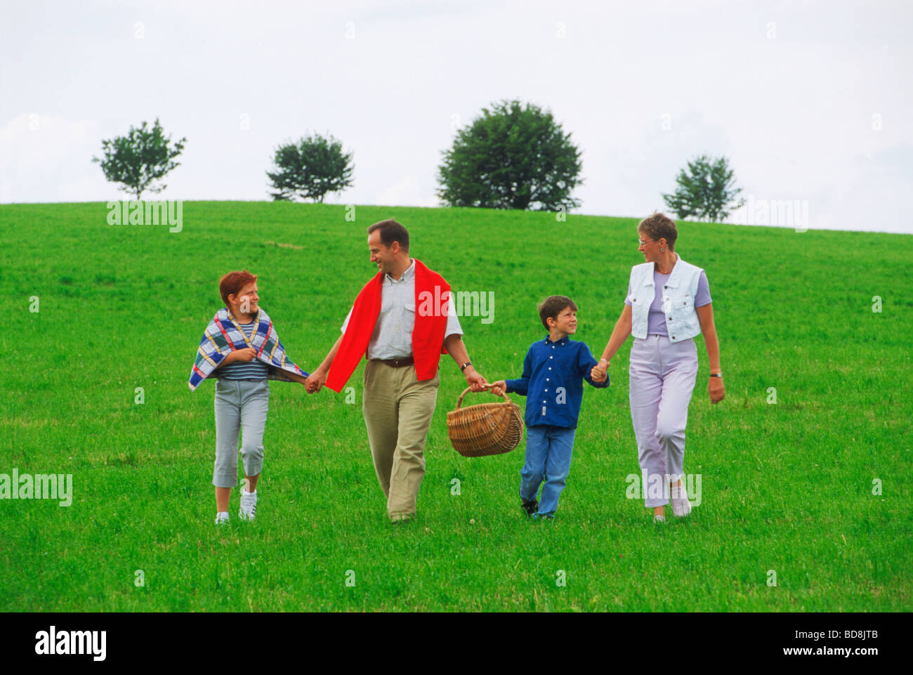 Famille de quatre fermes de passage avec panier pique-nique en Bavière près de Munich, Allemagne Banque D'Images