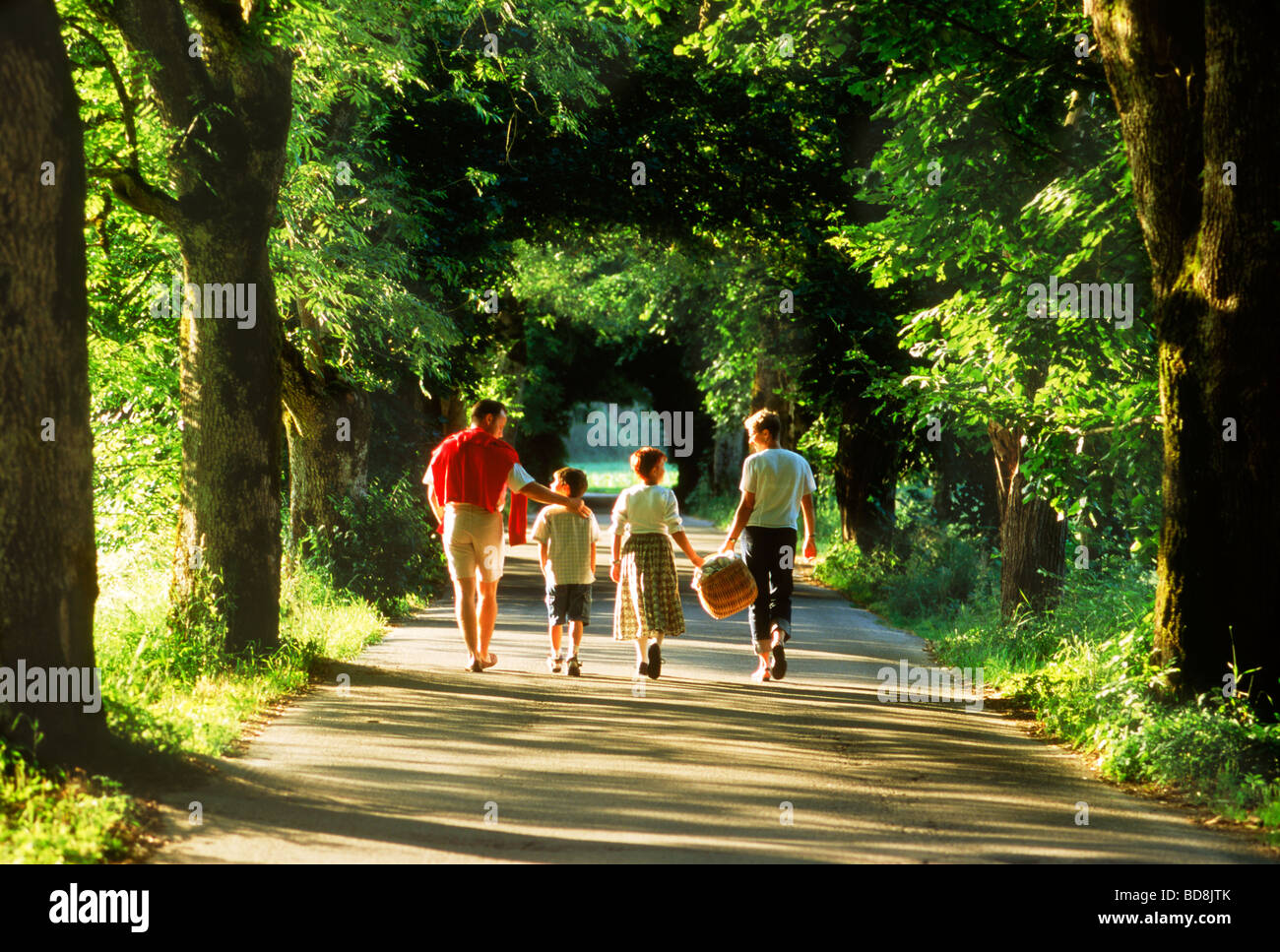 Famille de quatre sur routes de campagne, profiter de pique-nique estival en Bavière Allemagne Banque D'Images