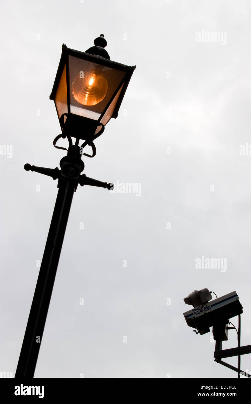 Histoire et modernité, lampe à gaz de style victorien à Londres, avec une caméra de surveillance CCTV montée en dessous Banque D'Images