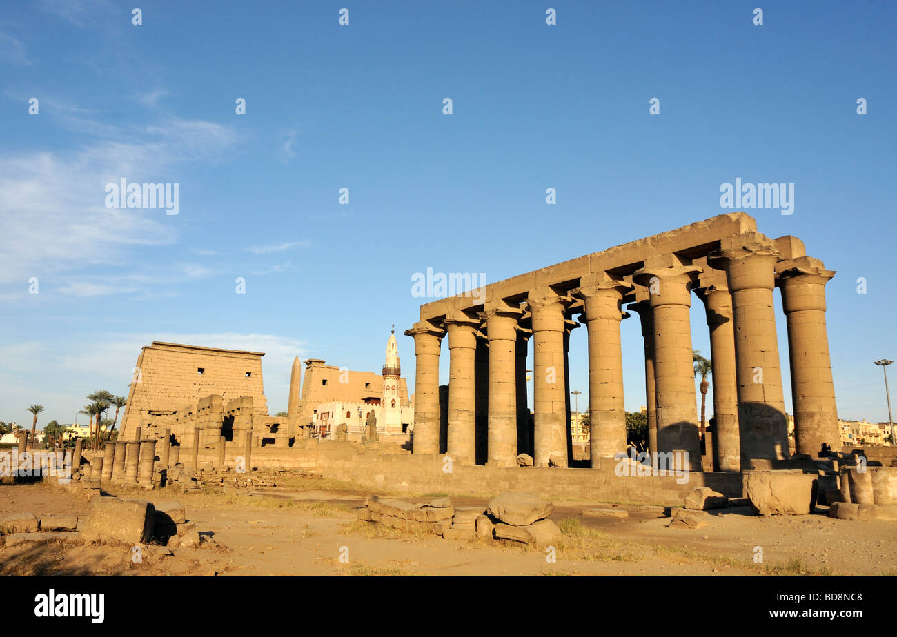 Cour péristyle premier pylône de Ramsès II et de la colonnade processionnelle d'Amenhotep III du temple de Louxor en Égypte Banque D'Images