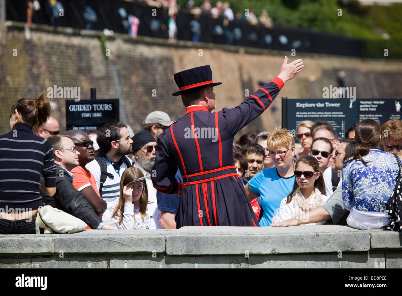 Visite guidée Beefeater donnant à la Tour de Londres Banque D'Images