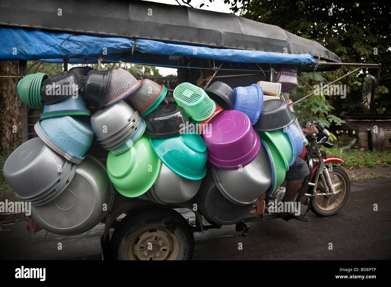 Sulawesi Indonésie près de Sengkang véhicule motorisé avec du plastique et articles pour la vente Banque D'Images
