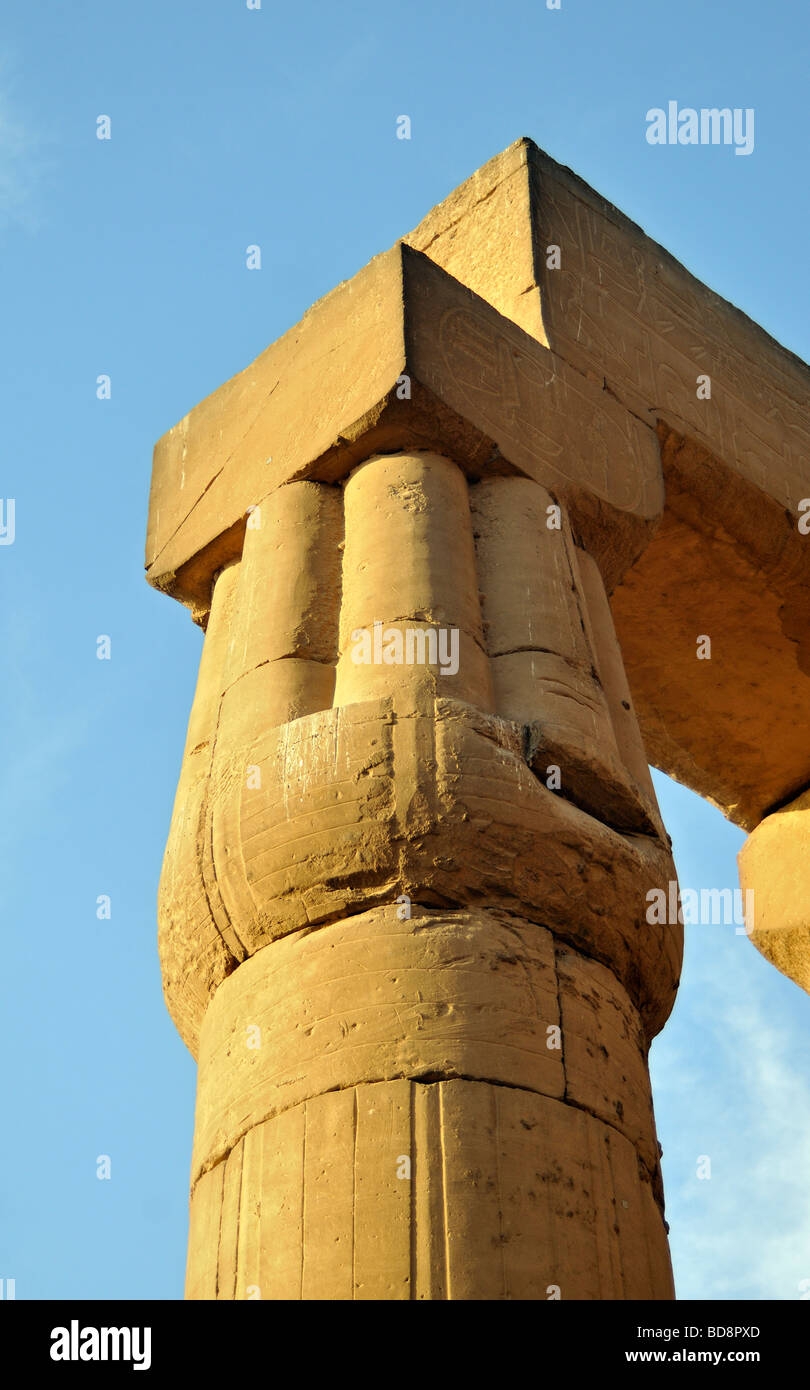 Capitale de l'architrave et Papyriform Colonne Papyrus fermé d'une grande cour Sun d'Amenhotep III à Louxor Temple de Thèbes, Egypte Banque D'Images