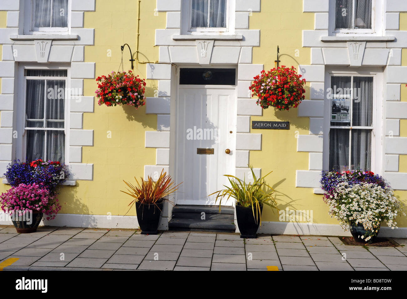 Une maison dans leur style Régence de Aberaeron l'ouest du pays de Galles  avec une façade jaune et blanc portes et fenêtres Photo Stock - Alamy