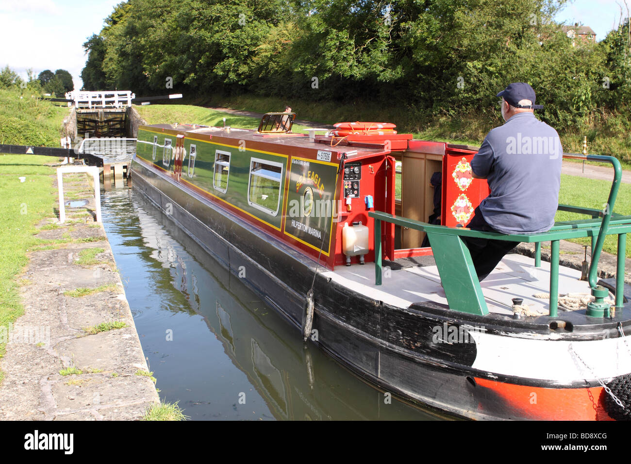 15-04 bateau passant le long du canal de Kennet et Avon à l'Caen Hill Locks dans le Wiltshire en Angleterre Banque D'Images