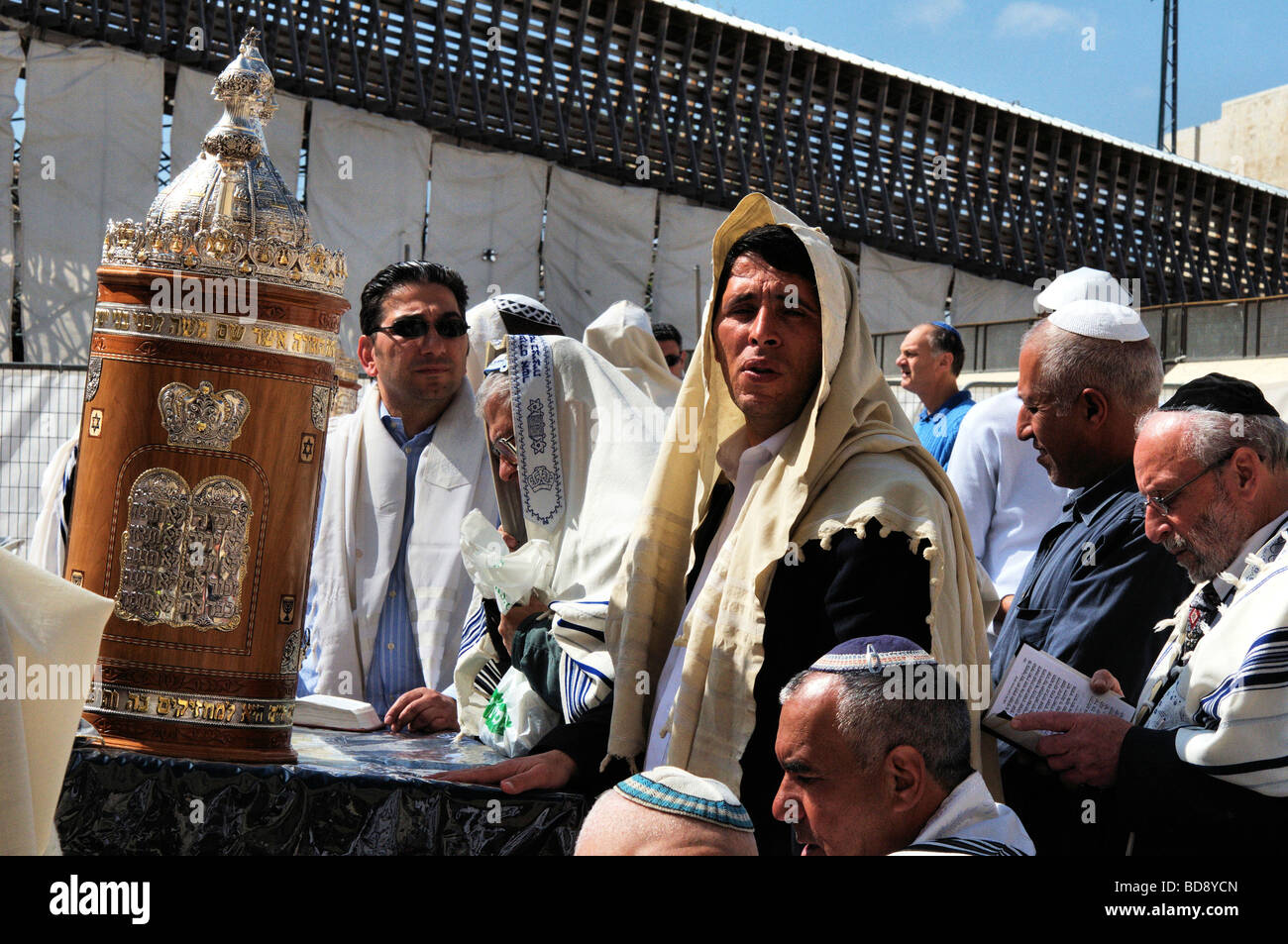 Vieille ville de Jérusalem Israël juif orthodoxe profondément dans la prière au Mur des Lamentations Banque D'Images