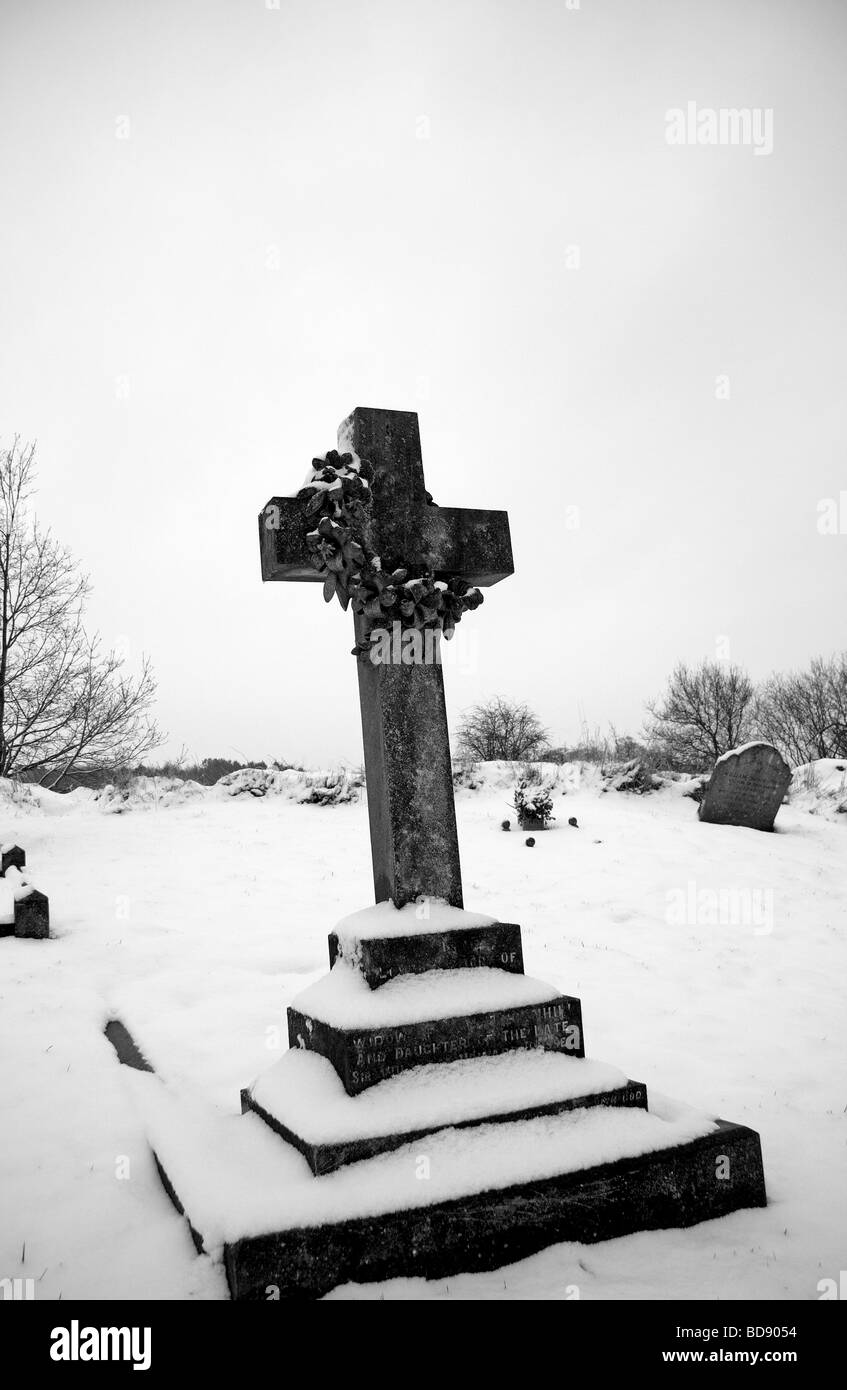 Croix du souvenir cimetière de Silchester, cour de l'église de Sainte-Marie-la-Vierge. Dans de la neige épaisse. Calleva Atrebatum Banque D'Images