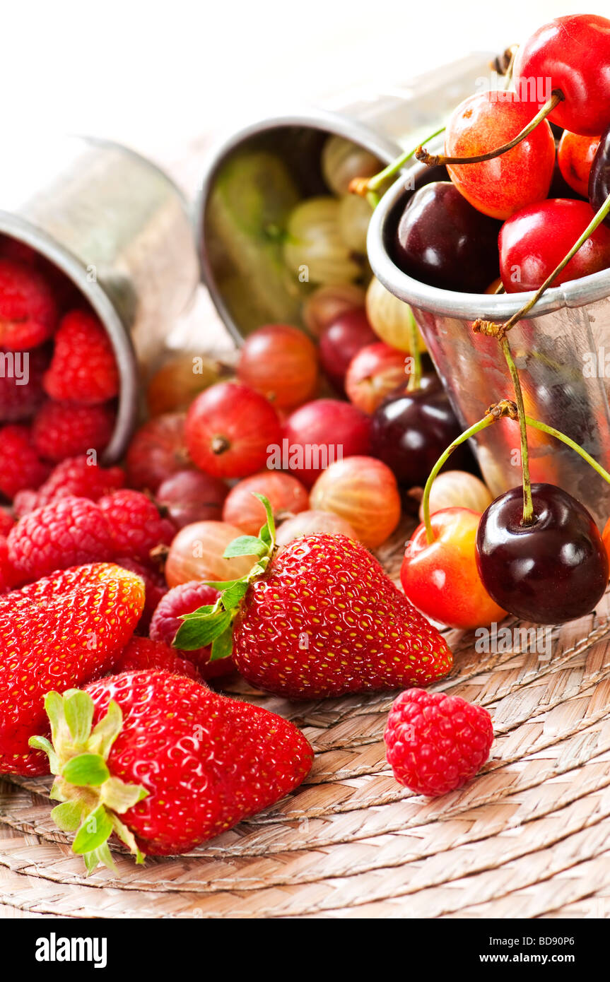Un assortiment de fruits et baies d'été dans des seaux en métal Banque D'Images