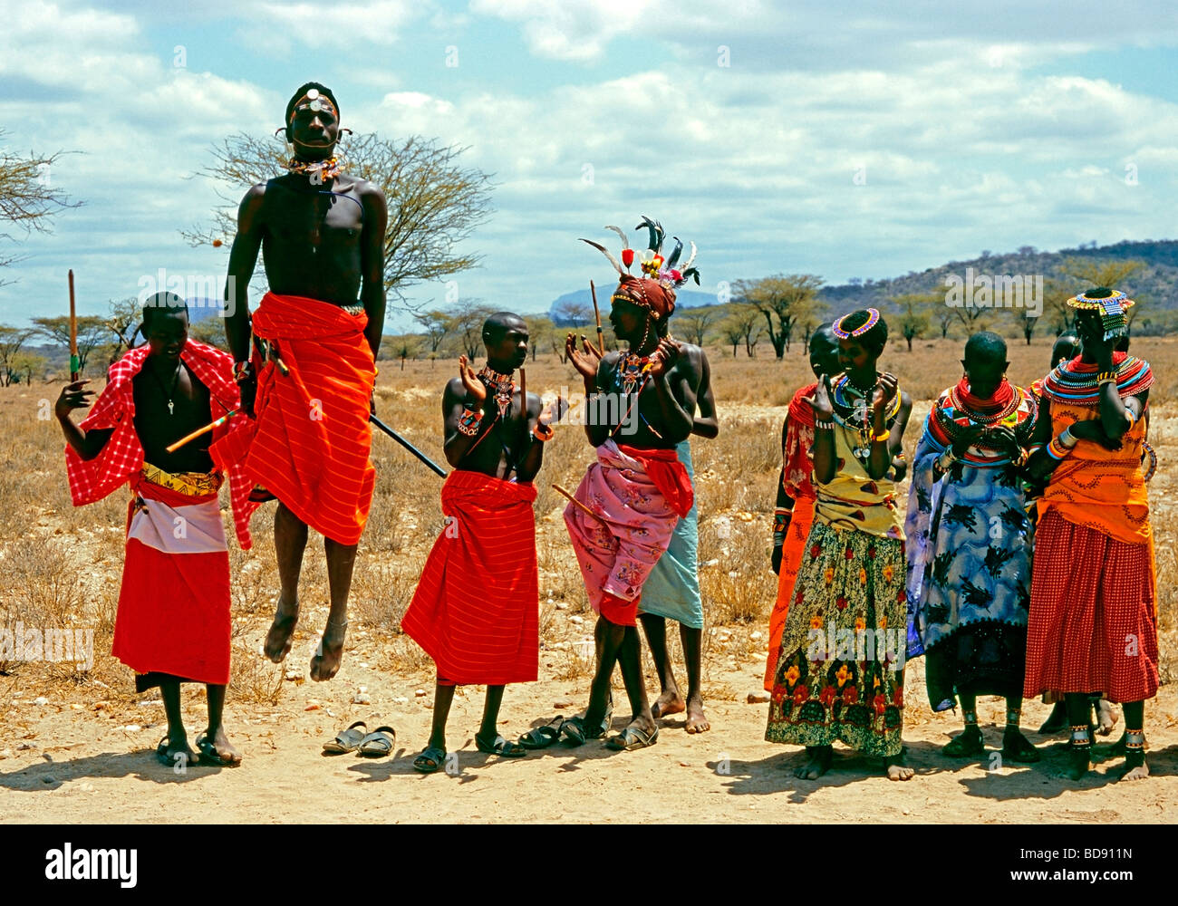 Tribus masaï personnes effectuant une danse traditionnelle Banque D'Images